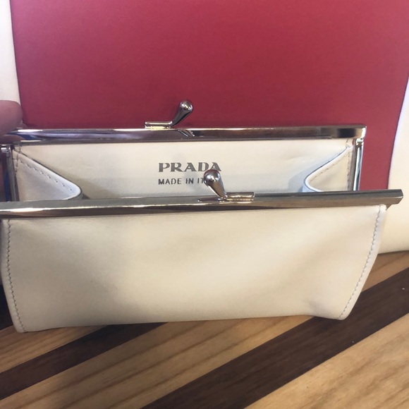 Prada bag, pristine condition. Originally $3200 - Picture 2 of 4